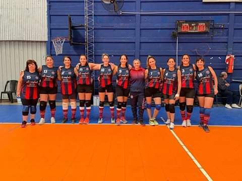 Imagen de El Maxi Vóley B de Talleres consiguió su primera victoria