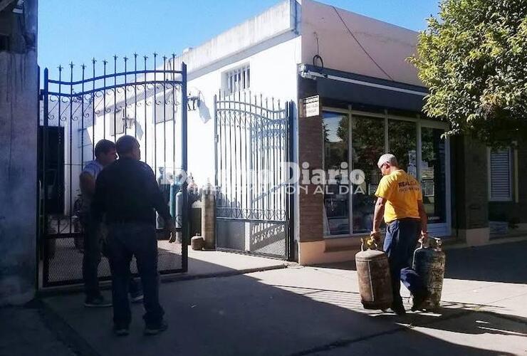 Ladrones ágiles. Los autores del hecho treparon por el portón de rejas y se alzaron con lo robado.