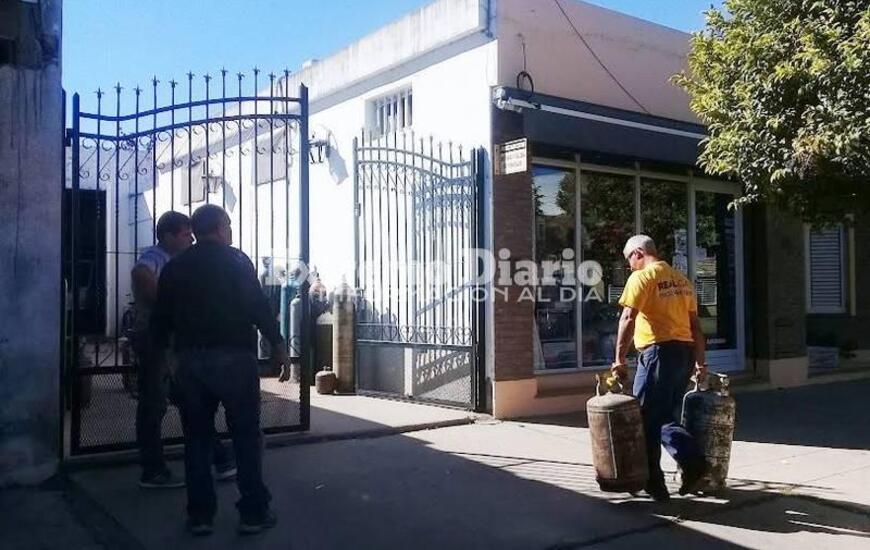 Ladrones &aacute;giles. Los autores del hecho treparon por el port&oacute;n de rejas y se alzaron con lo robado.