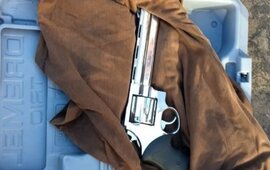 El arma que ten&iacute;a en el interior de un malet&iacute;n el hombre detenido en la Casa Rosada.