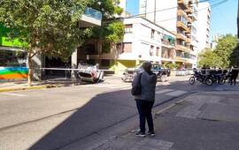 Imagen de Choque y vuelco en pleno centro: un patrullero impact&oacute; contra un auto