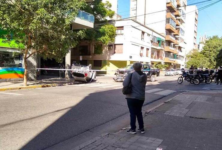 Imagen de Choque y vuelco en pleno centro: un patrullero impactó contra un auto