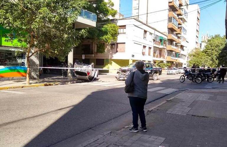 Imagen de Choque y vuelco en pleno centro: un patrullero impactó contra un auto