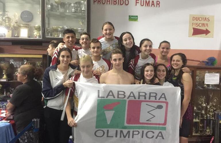 Los chicos y chicas de Labarra se subieron al podio.