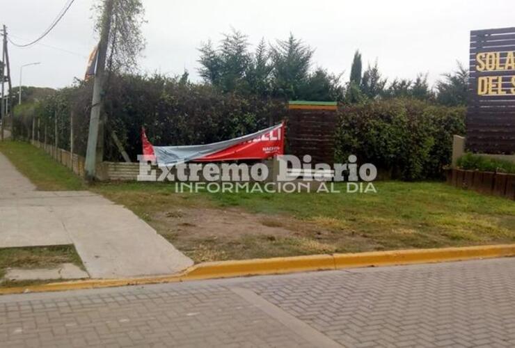 El partido encontró cortado y dañado sus pasacalles