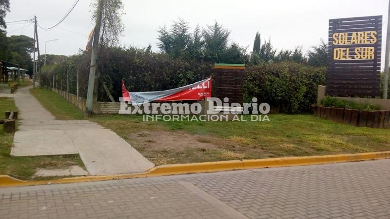 El partido encontr&oacute; cortado y da&ntilde;ado sus pasacalles