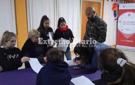 Los profesores Karina y Walter, dialogando con las madres y alumnas sobre el inicio de las clases.