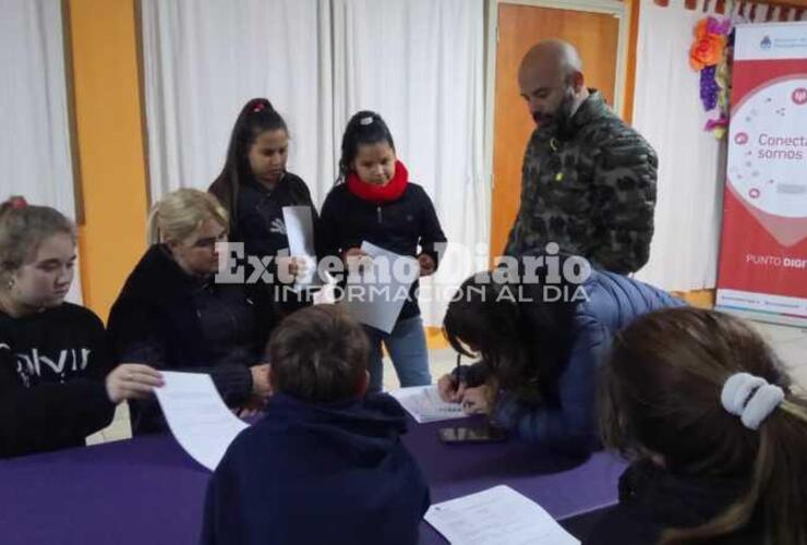 Los profesores Karina y Walter, dialogando con las madres y alumnas sobre el inicio de las clases.