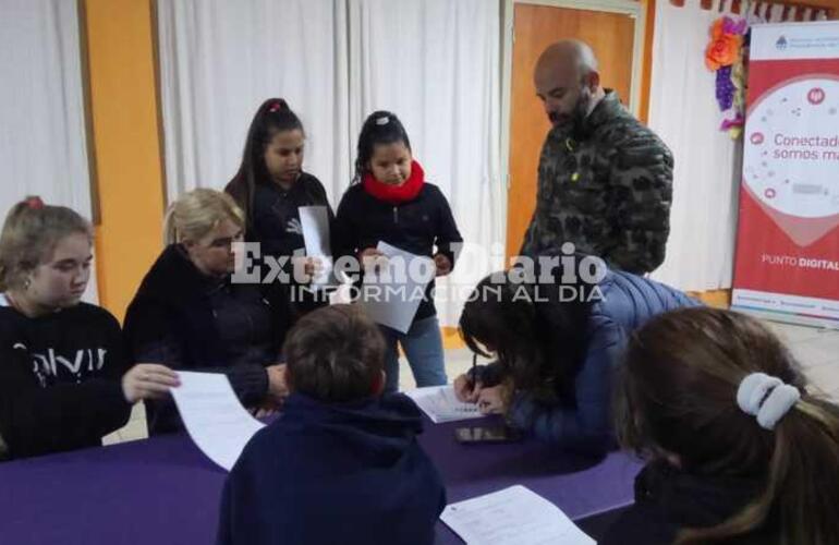 Los profesores Karina y Walter, dialogando con las madres y alumnas sobre el inicio de las clases.