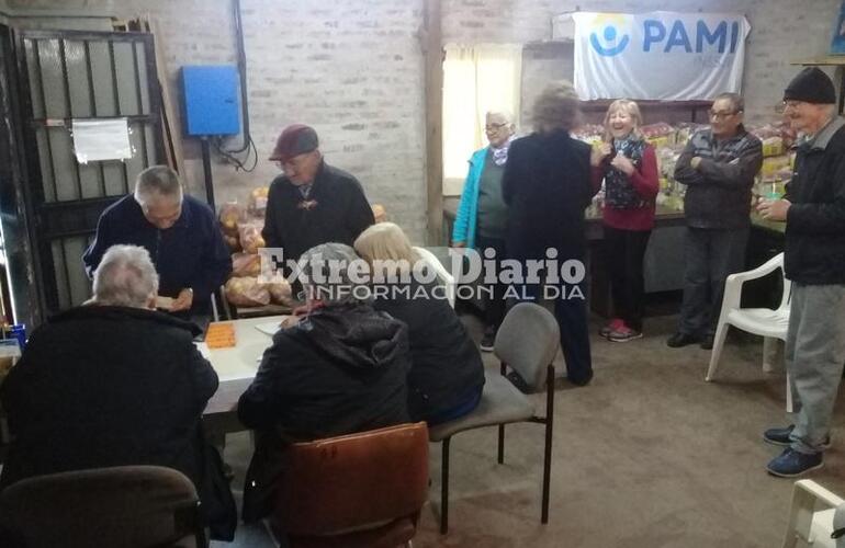 Imagen de Entrega de bolsones en Jóvenes Abuelos