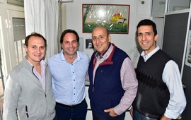 Edgar y Hernán Ciribé junto a las autoridades comunales de General Lagos.