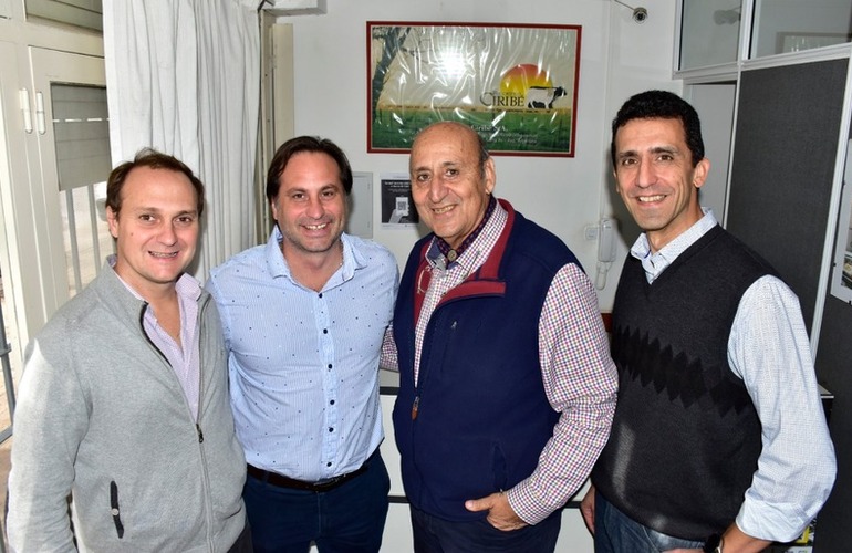 Edgar y Hernán Ciribé junto a las autoridades comunales de General Lagos.