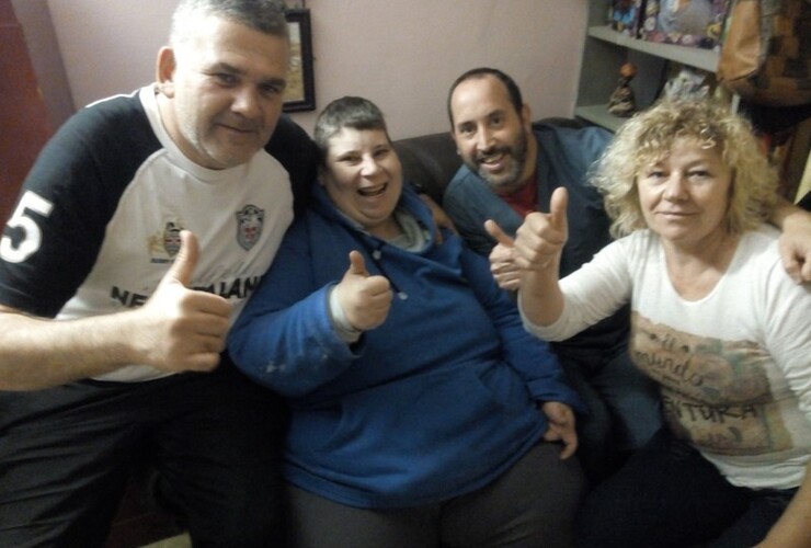 Eduardo junto a su mamá y el equipo de profesionales que lo acompaña