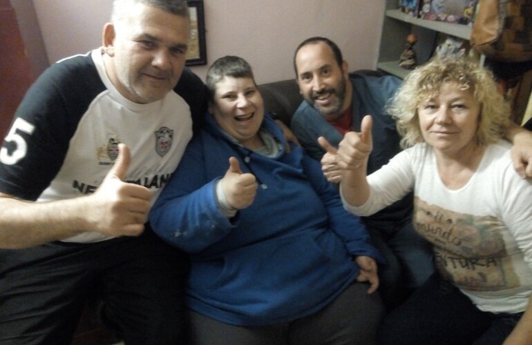 Eduardo junto a su mamá y el equipo de profesionales que lo acompaña