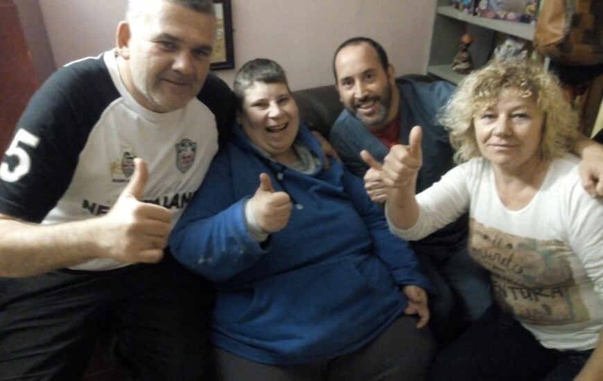Eduardo junto a su mam&aacute; y el equipo de profesionales que lo acompa&ntilde;a