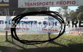El partido se encontró con varios pasacalles rotos y tapados