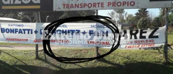 El partido se encontr&oacute; con varios pasacalles rotos y tapados