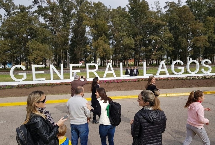 Imagen de Inauguraron el cartel corporeo, las esculturas en la plaza y continúa la Fiesta Popular