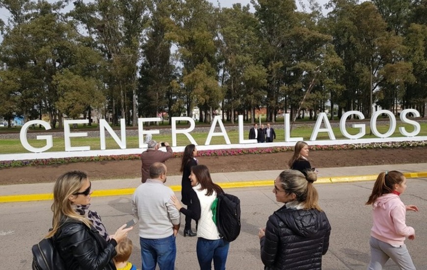 Imagen de Inauguraron el cartel corporeo, las esculturas en la plaza y contin&uacute;a la Fiesta Popular