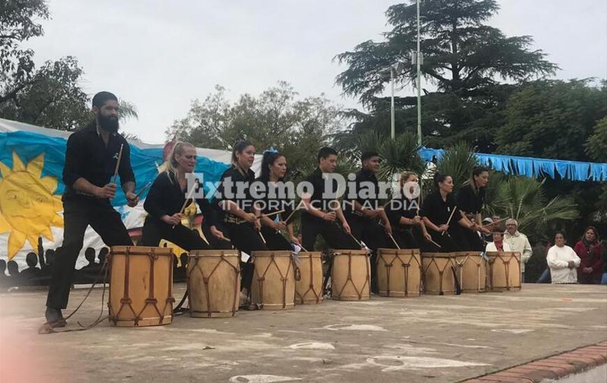 La plaza pública se vistió de celeste y blanco