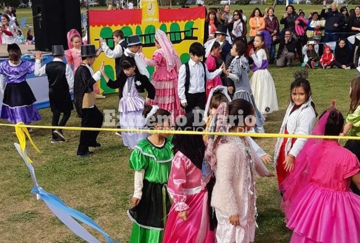 El acto contó con la participación de alumnos de la escuela primaria.