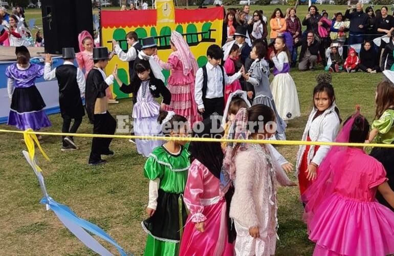 El acto contó con la participación de alumnos de la escuela primaria.