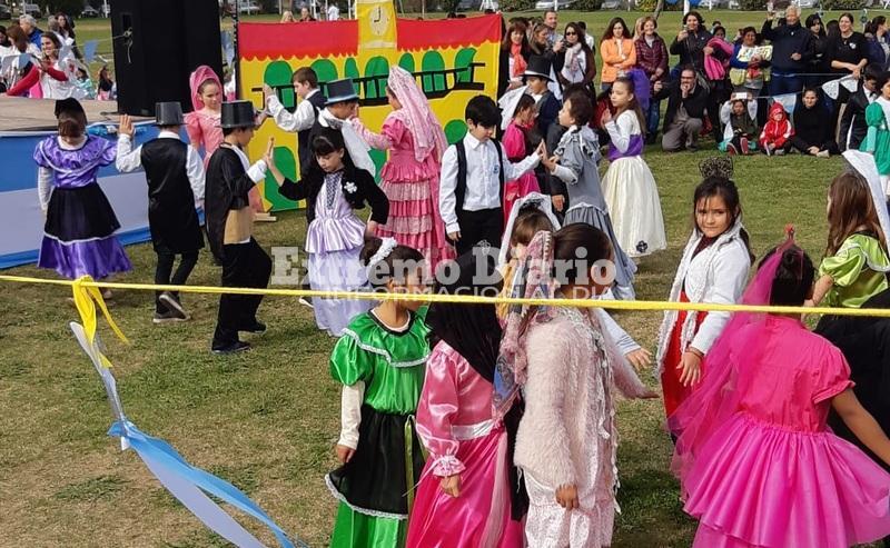 El acto cont&oacute; con la participaci&oacute;n de alumnos de la escuela primaria.