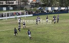 En busca del bal&oacute;n. �Panzas� y �Picantes� tratando de ganar el �Cl&aacute;sico�.
