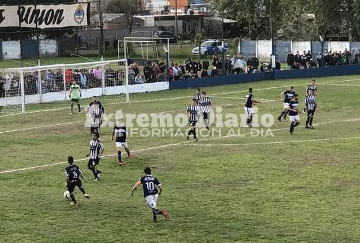 En busca del balón. Panzas y Picantes tratando de ganar el Clásico.