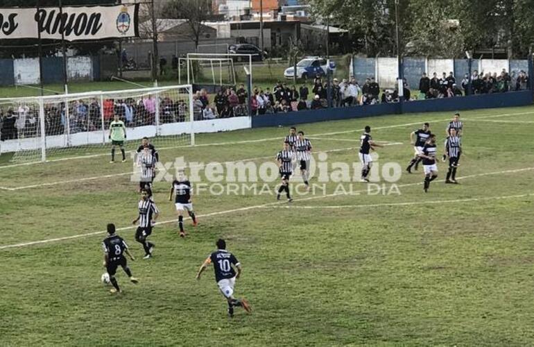 En busca del balón. Panzas y Picantes tratando de ganar el Clásico.