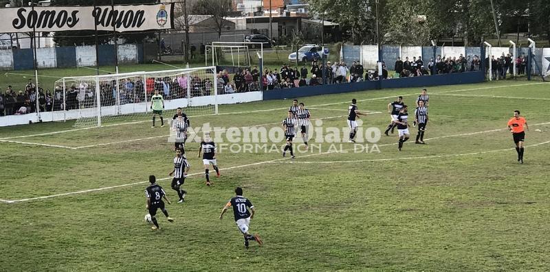 En busca del bal&oacute;n. �Panzas� y �Picantes� tratando de ganar el �Cl&aacute;sico�.