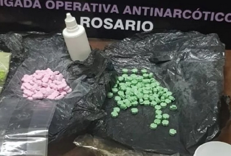 Decenas de pastillas, marihuana y otros elementos secuestrados.