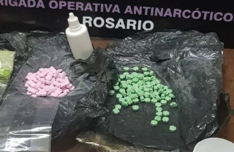 Decenas de pastillas, marihuana y otros elementos secuestrados.