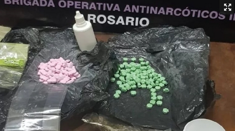 Decenas de pastillas, marihuana y otros elementos secuestrados.