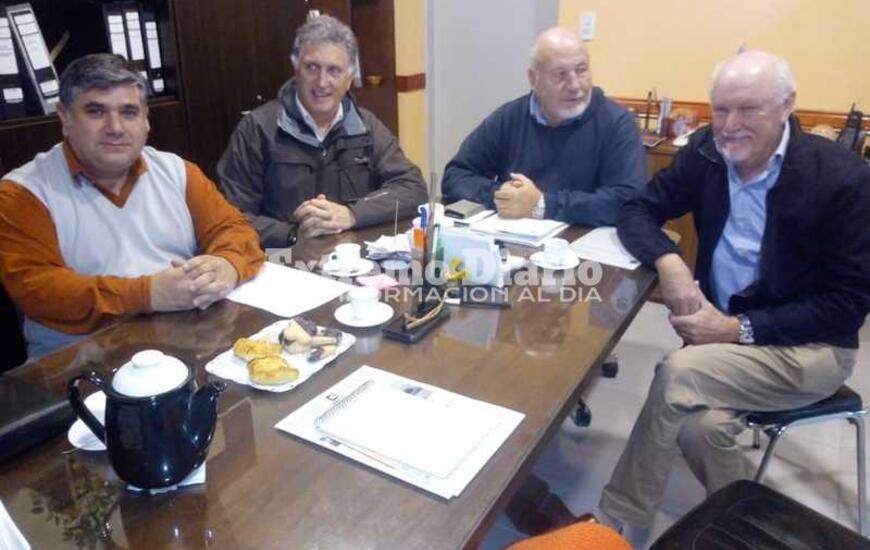 Autoridades del Centro Comercial junto al Director del Parque Industrial  Eduardo Cabanellas