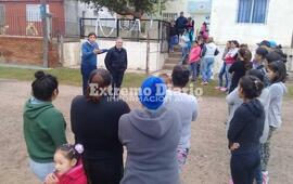 Acompañado del presidente comunal charló con vecinos.