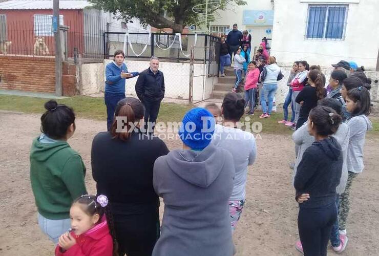 Acompañado del presidente comunal charló con vecinos.