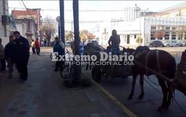 Imagen de Carreros reunidos con Adri&aacute;n Spina en la municipalidad