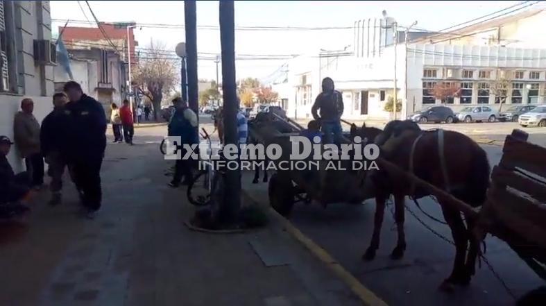 Imagen de Carreros reunidos con Adri&aacute;n Spina en la municipalidad