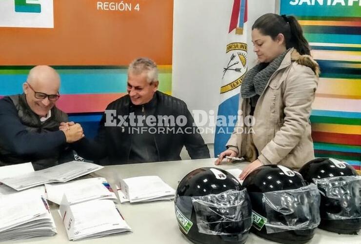 Imagen de Arroyo Seco recibió 56 cascos para motociclistas
