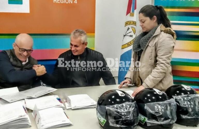 Imagen de Arroyo Seco recibió 56 cascos para motociclistas