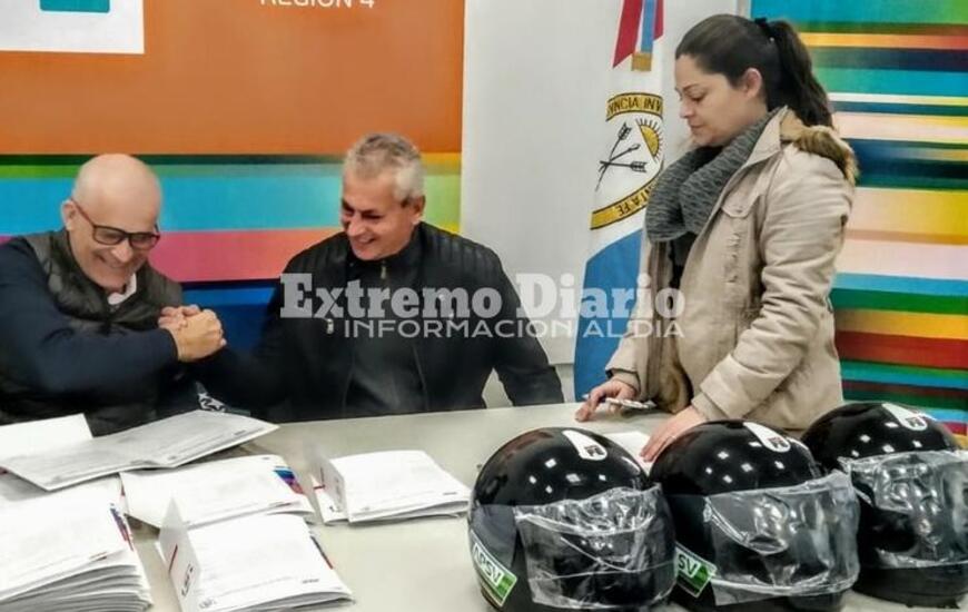 Imagen de Arroyo Seco recibi&oacute; 56 cascos para motociclistas