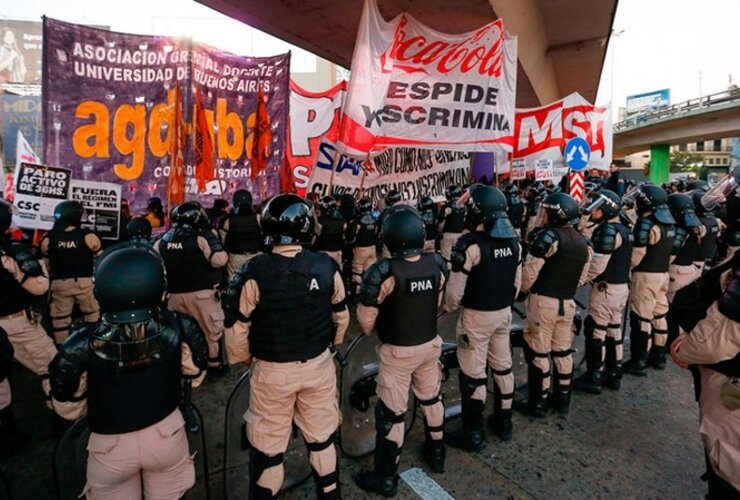 Imagen de Puente Pueyrredón: Prefectura tiró gas pimienta y balas de goma contra los manifestantes