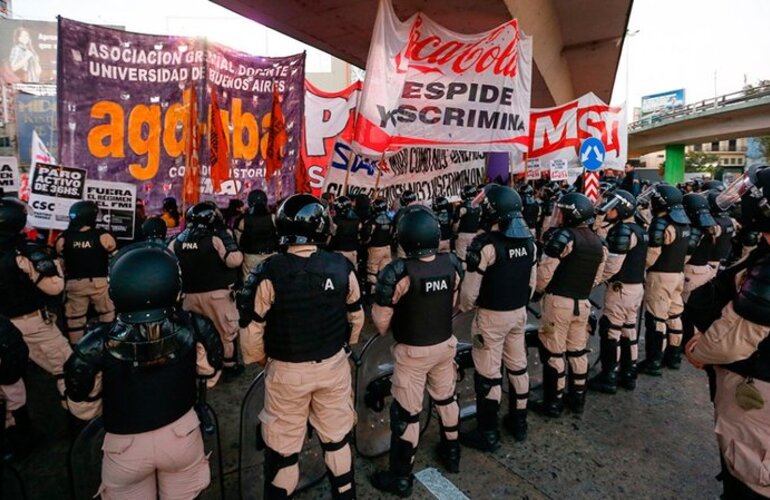 Imagen de Puente Pueyrredón: Prefectura tiró gas pimienta y balas de goma contra los manifestantes