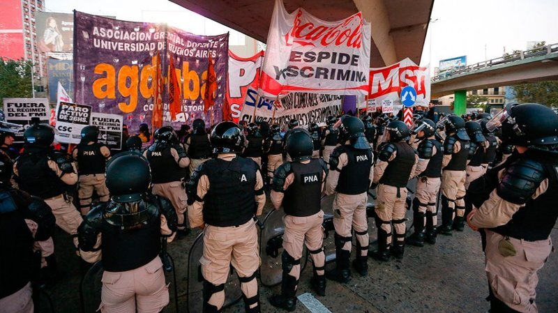Imagen de Puente Pueyrred&oacute;n: Prefectura tir&oacute; gas pimienta y balas de goma contra los manifestantes