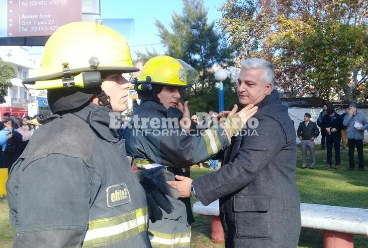 Emotivo. El Intendente Nizar Esper le tomó juramento a Santiago Martín y a su hijo Nadir Esper.