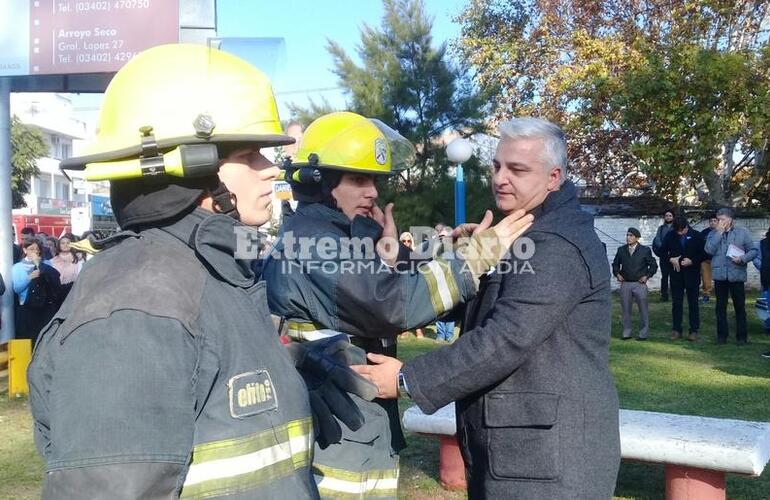 Emotivo. El Intendente Nizar Esper le tomó juramento a Santiago Martín y a su hijo Nadir Esper.
