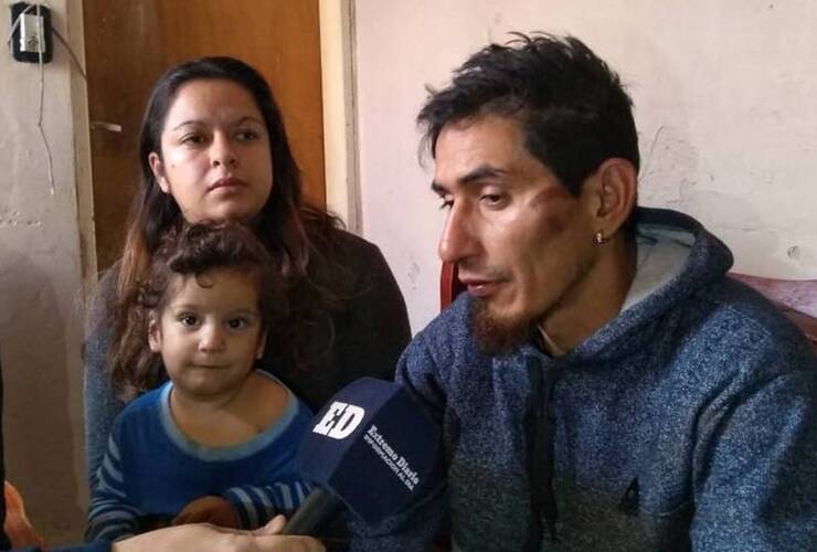 Walter junto a su esposa Jéssica y a uno de sus pequeños hijos nos recibieron hoy en su casa.