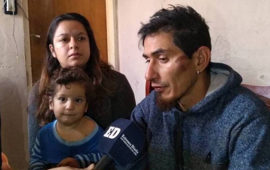 Walter junto a su esposa Jéssica y a uno de sus pequeños hijos nos recibieron hoy en su casa.