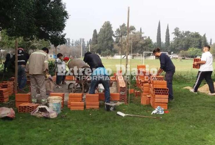 Imagen de Llegaron los materiales y los papás siguen levantando la futura salita médica